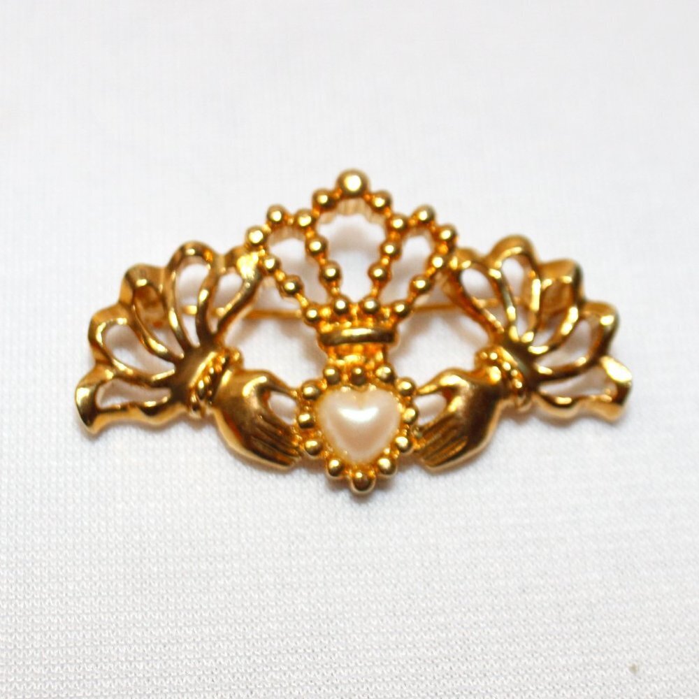 Avon Irish Claddagh Pin Brooch
